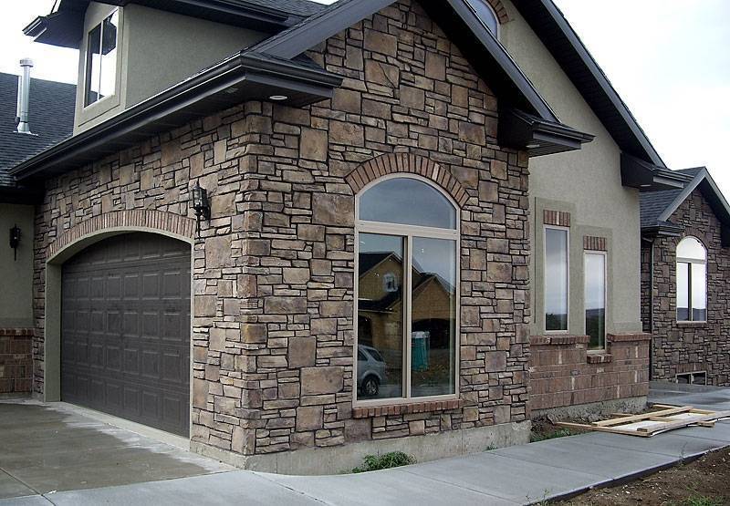 Облицовка цоколя дома искусственным камнем и фасада