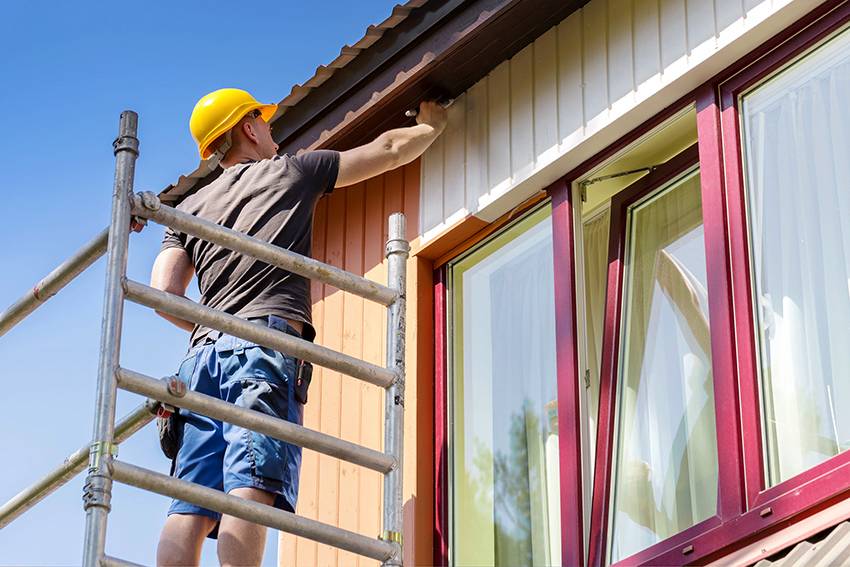 Чем покрасить деревянный дом снаружи: подготовительный этап работы, окраска нового и старого строения