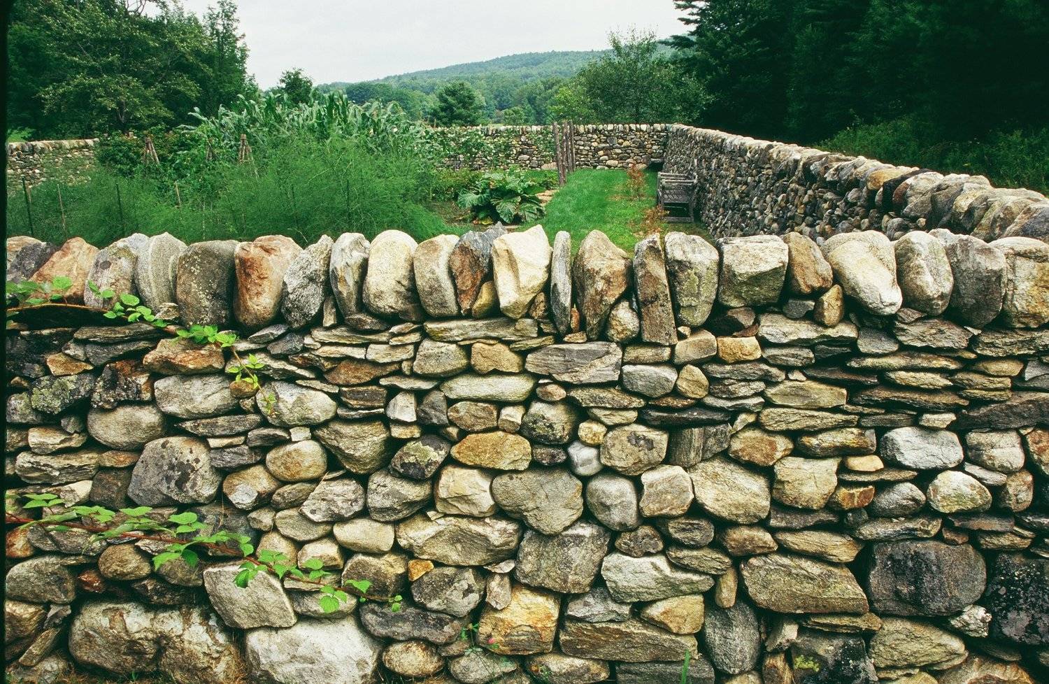 Как сделать забор из камня своими руками