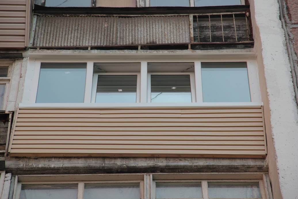 Сайдинг или профнастил: что выбрать для наружной отделки балкона?