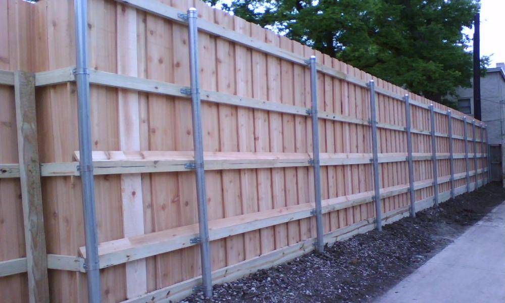 Деревянный забор на металлических столбах своими руками: инструкция