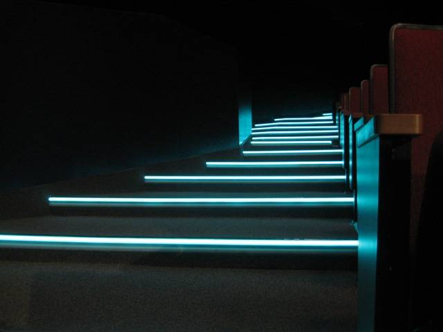 «умная» подсветка лестницы и зачем она вам нужна