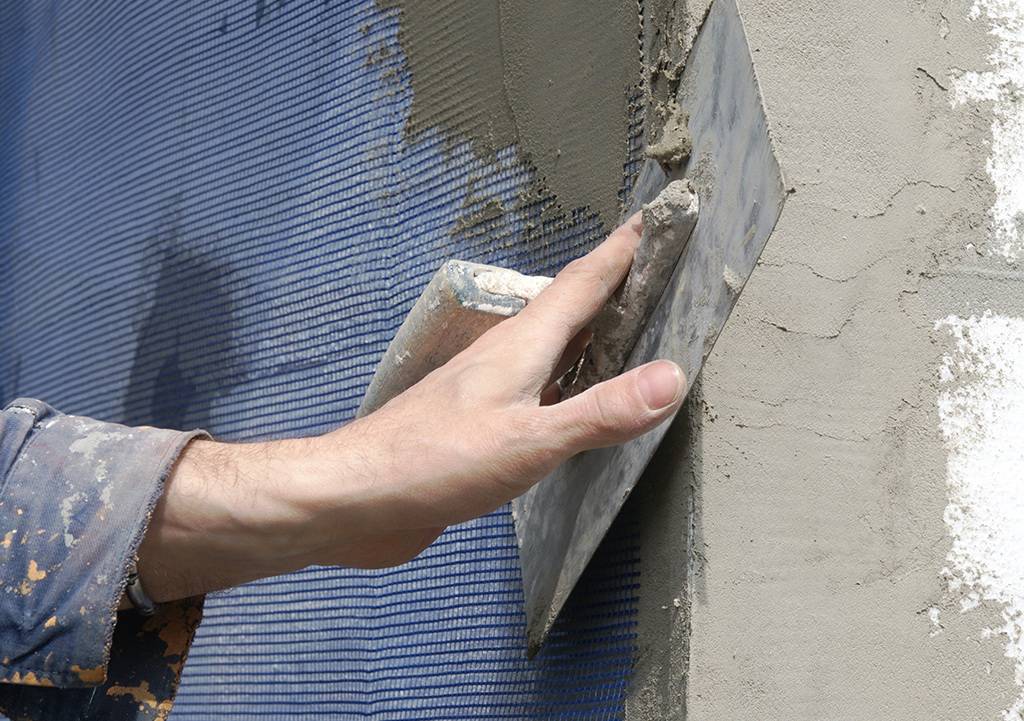 Как штукатурить стены по армирующей металлической сетке своими руками