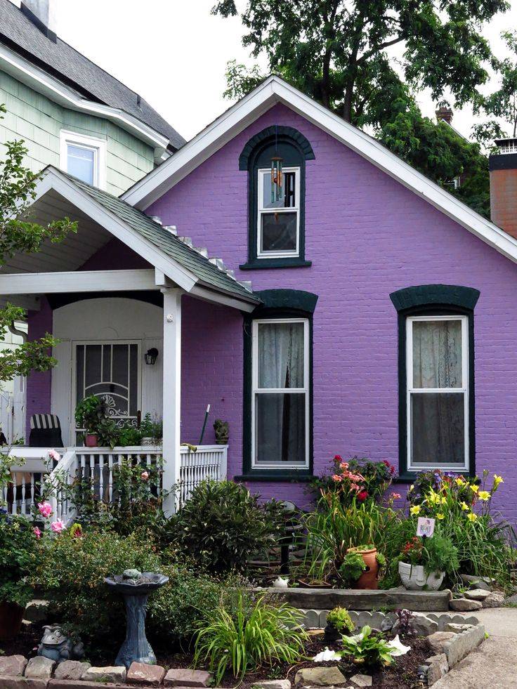 Как и чем покрасить деревянный дом снаружи: советы и рекомендации