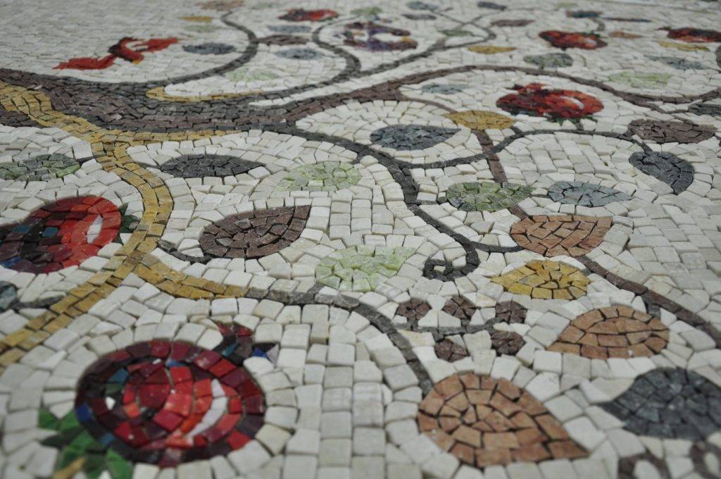 Мозаика (120 фото) — что это такое, виды, мозаичная плитка из натурального камня, фасадная и каменная мозаика