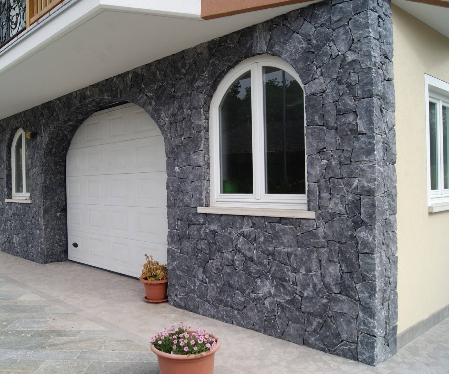 Фасадные панели для наружной отделки дома из искусственного камня