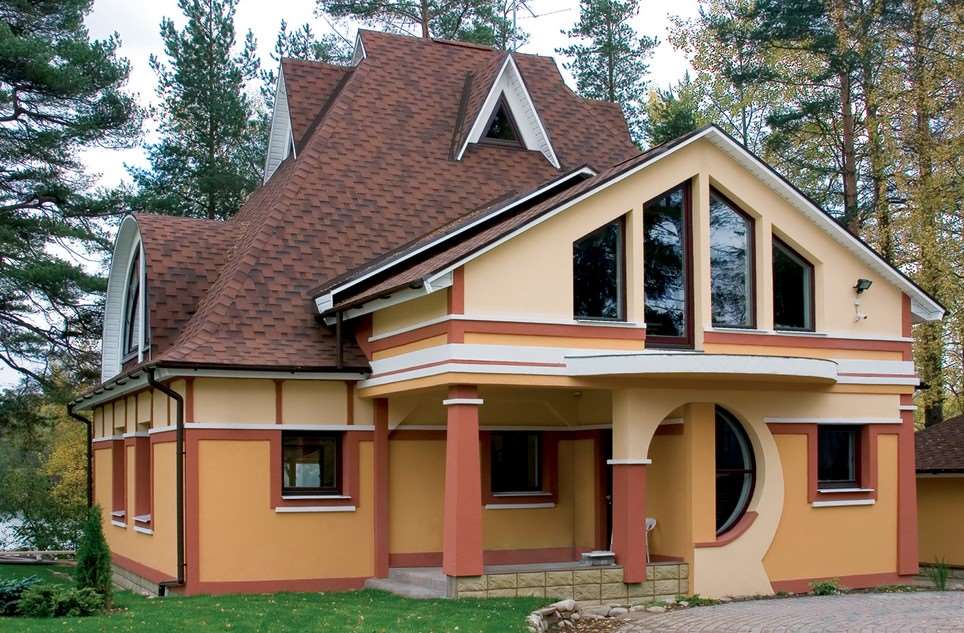 Фасады домов с мансардами: комбинированная отделка