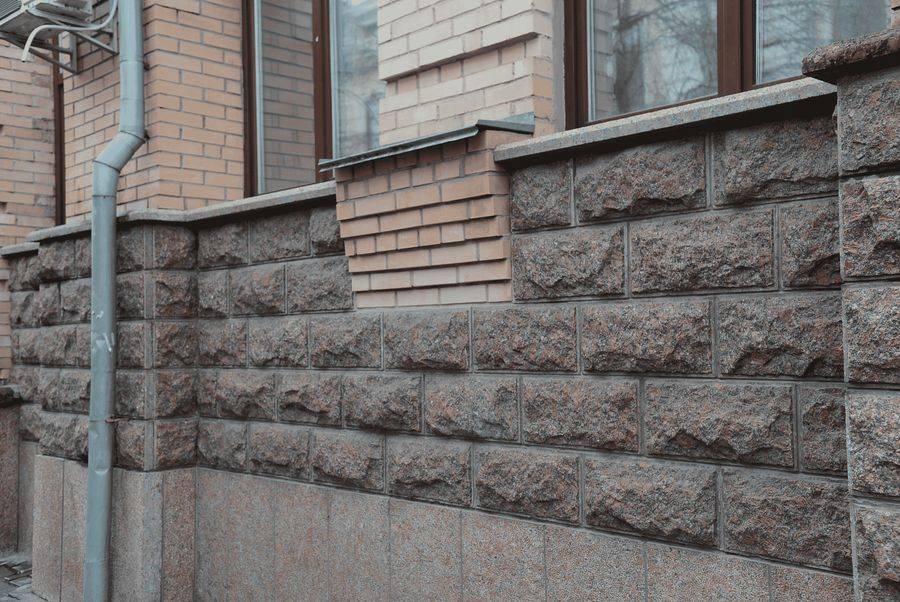 Гранитные цоколи: как сделать фасад, достоинства цоколей из гранита