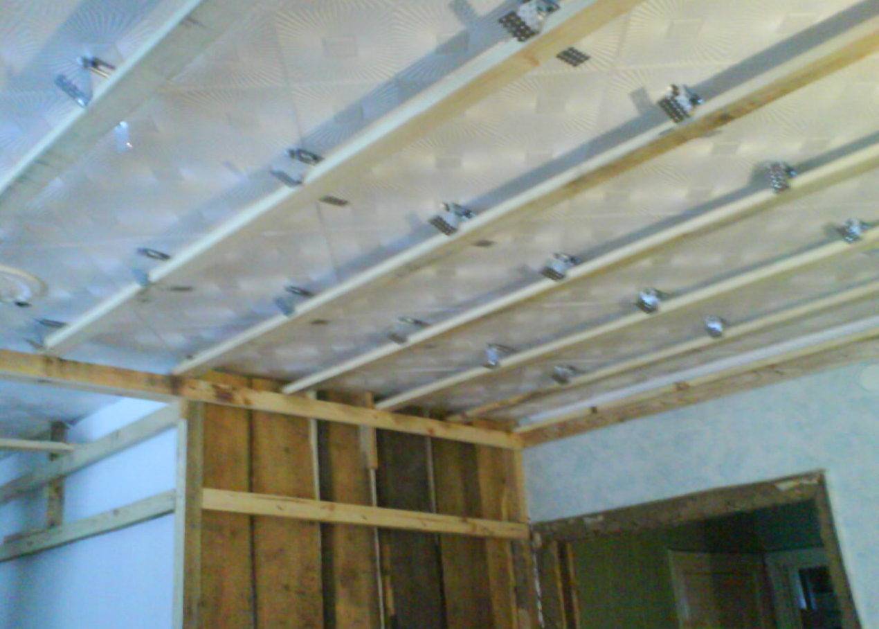 Потолок из пластиковых панелей своими руками: пошаговая инструкция, как сделать монтаж подвесной конструкции, правильно установить полотна и собрать каркас самому