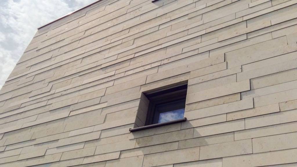 Навесной вентилируемый фасад здания из ацэидный лист