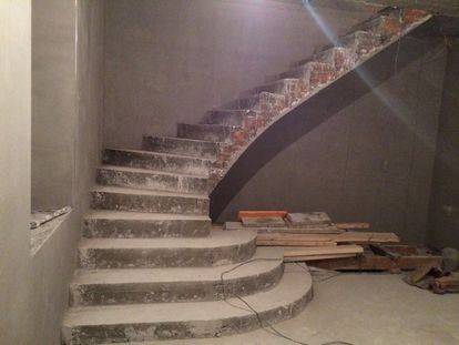 Монтаж лестницы из бетона в собственном доме