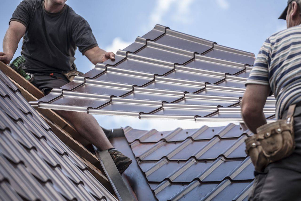 Профнастил или металлочерепица: что лучше для крыши