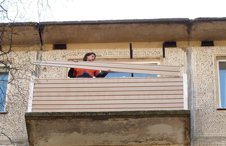 Как обшить балкон сайдингом снаружи - расчеты и пошаговое руководство для монтажа своими руками