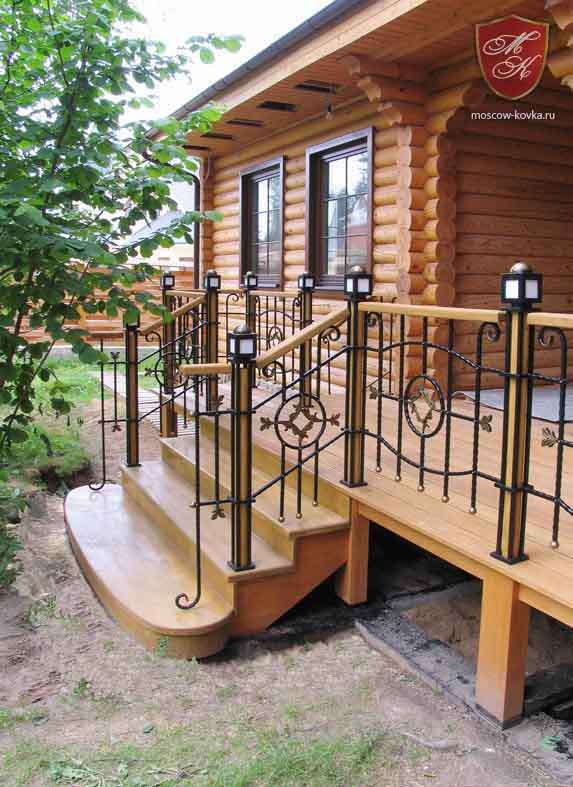 Деревянная наружная лестница — отличное решение для фасада частного дома