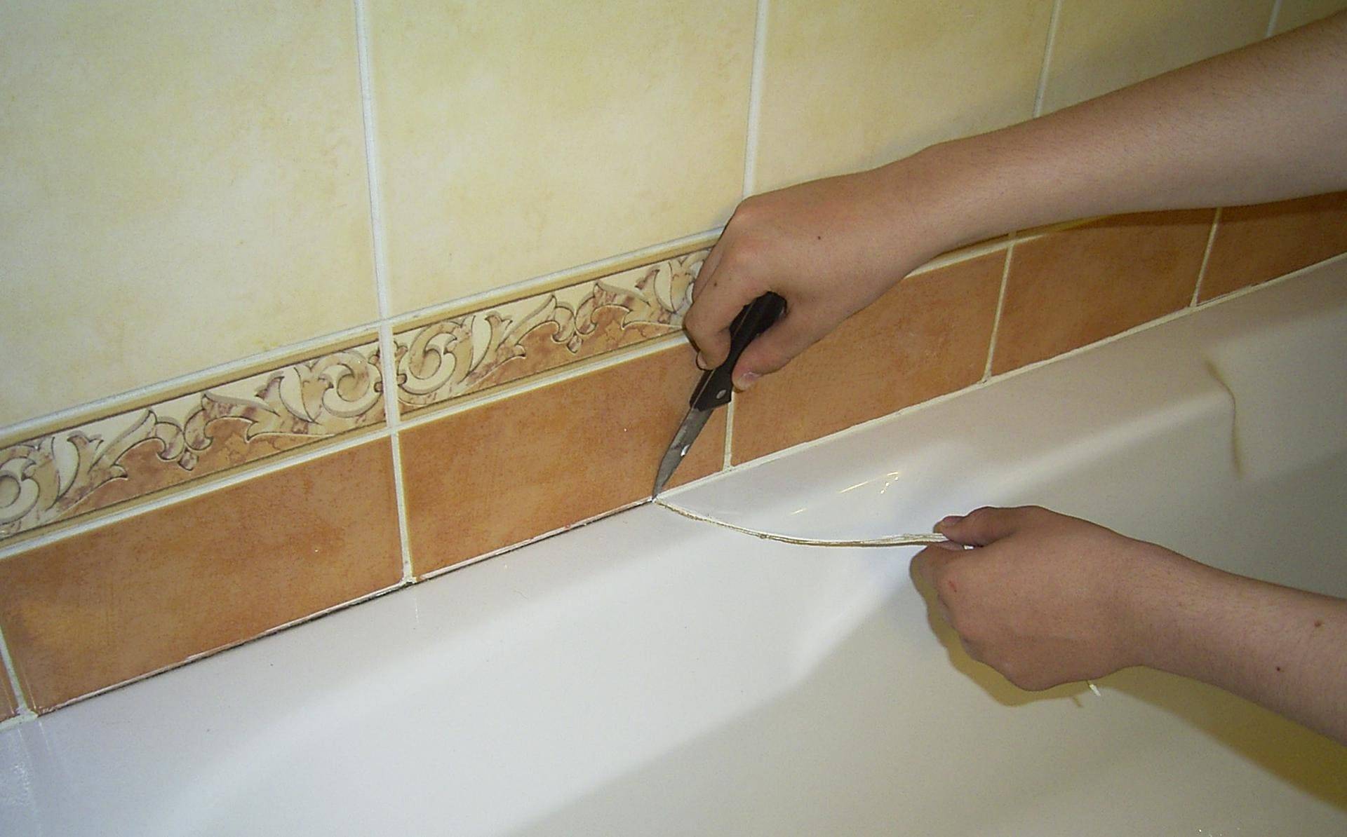 Как заделать щель между акриловой ванной и стеной