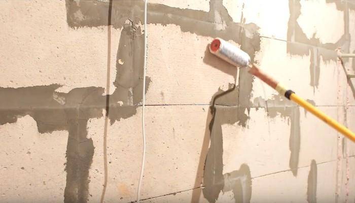 Как и чем штукатурить стены из пеноблока своими руками внутри и снаружи: инструкция (фото и видео)