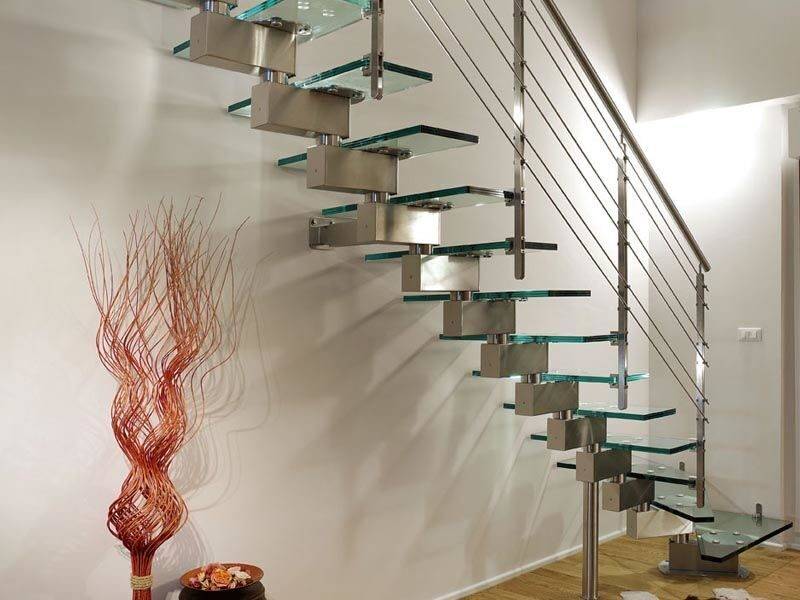 Установка стеклянной лестницы в частном доме своими руками: виды и особенности монтажа с фото