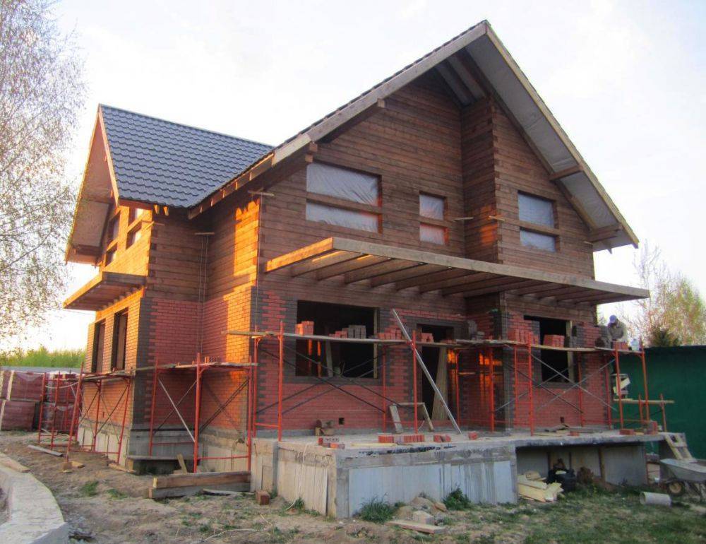 Особенности и основные этапы облицовки деревянного дома кирпичом