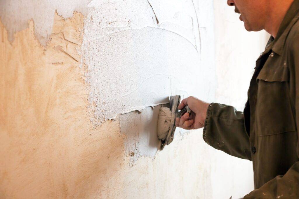 Подготовка стен под декоративную штукатурку: технология обработки поверхности своими руками (бетонных, кирпичных, гипсокартона и др) + видео
