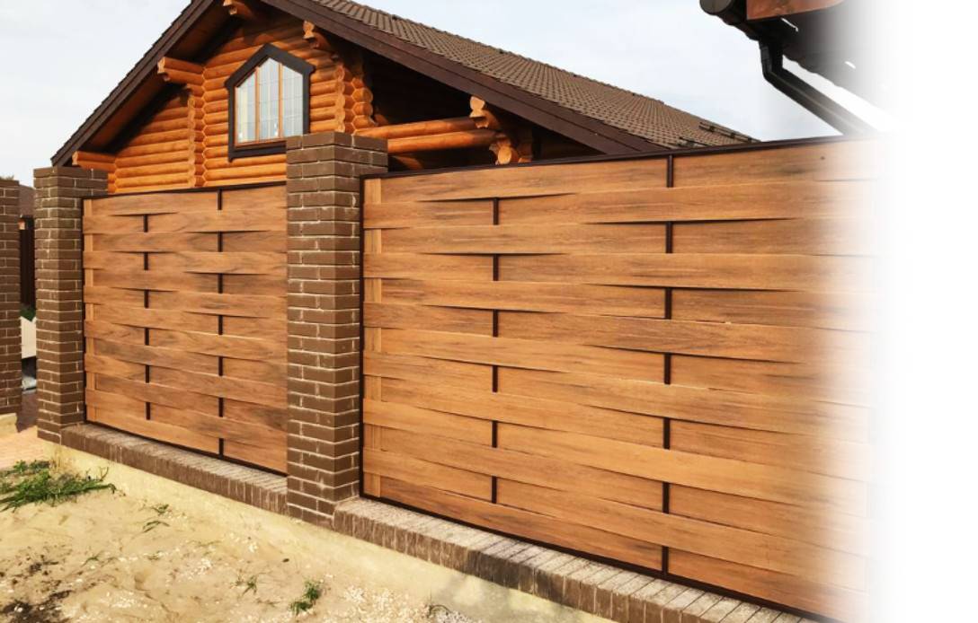 Изысканная ограда из металлосайдинга под брус – выбор материала и монтаж