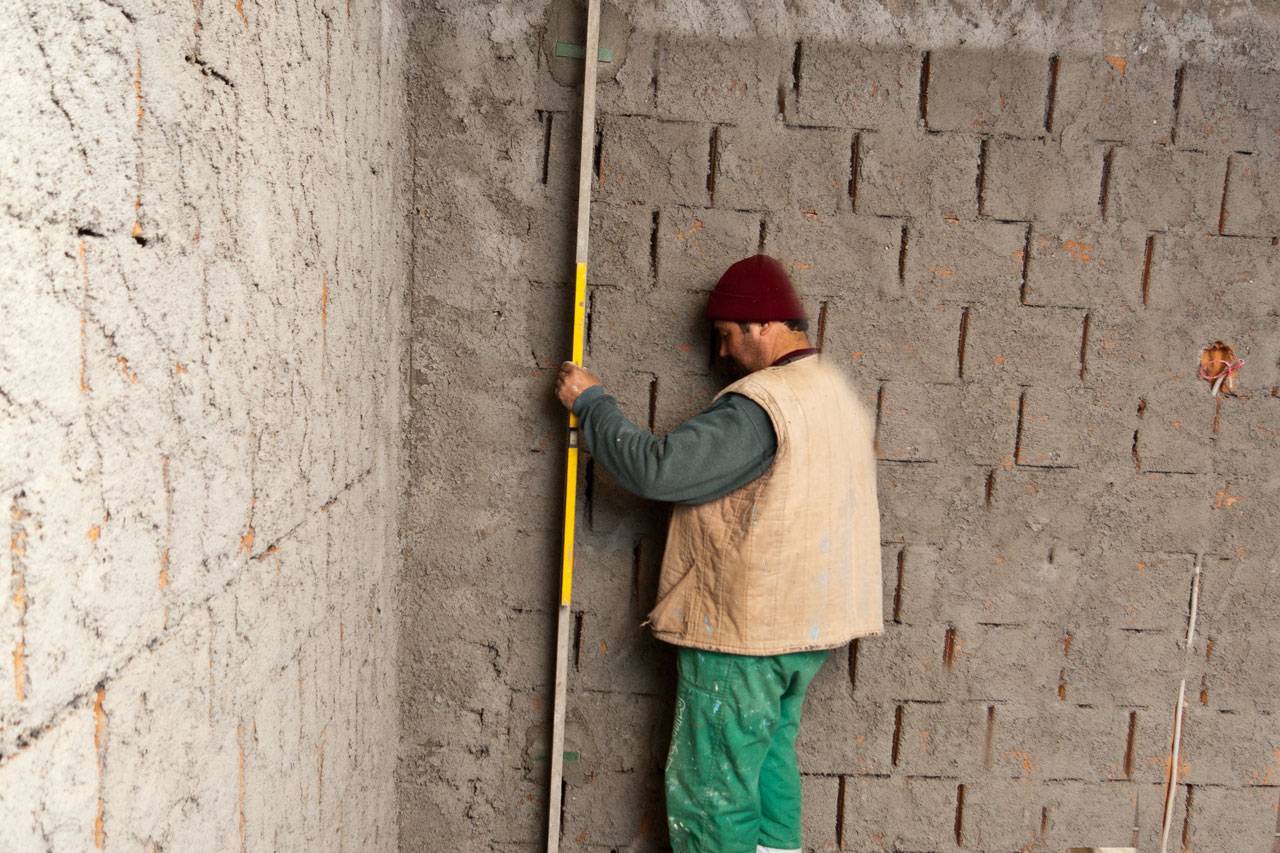 Как выровнять стену без маяков – использование штукатурной или цементно-песчаной смеси