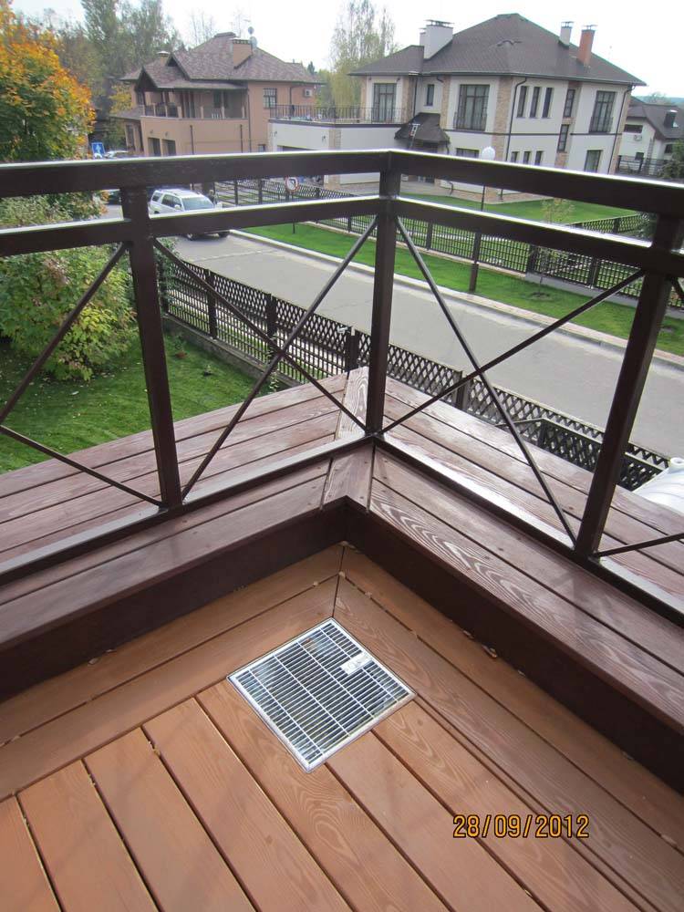 Балкон над террасой в частном доме: отдельная конструкция, под общей крышей