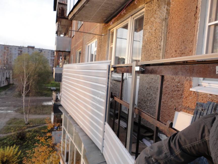 Показываем как обшить балкон сайдингом снаружи и не напортачить