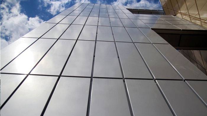Современные фасады зданий — алюминий или нержавеющая сталь?