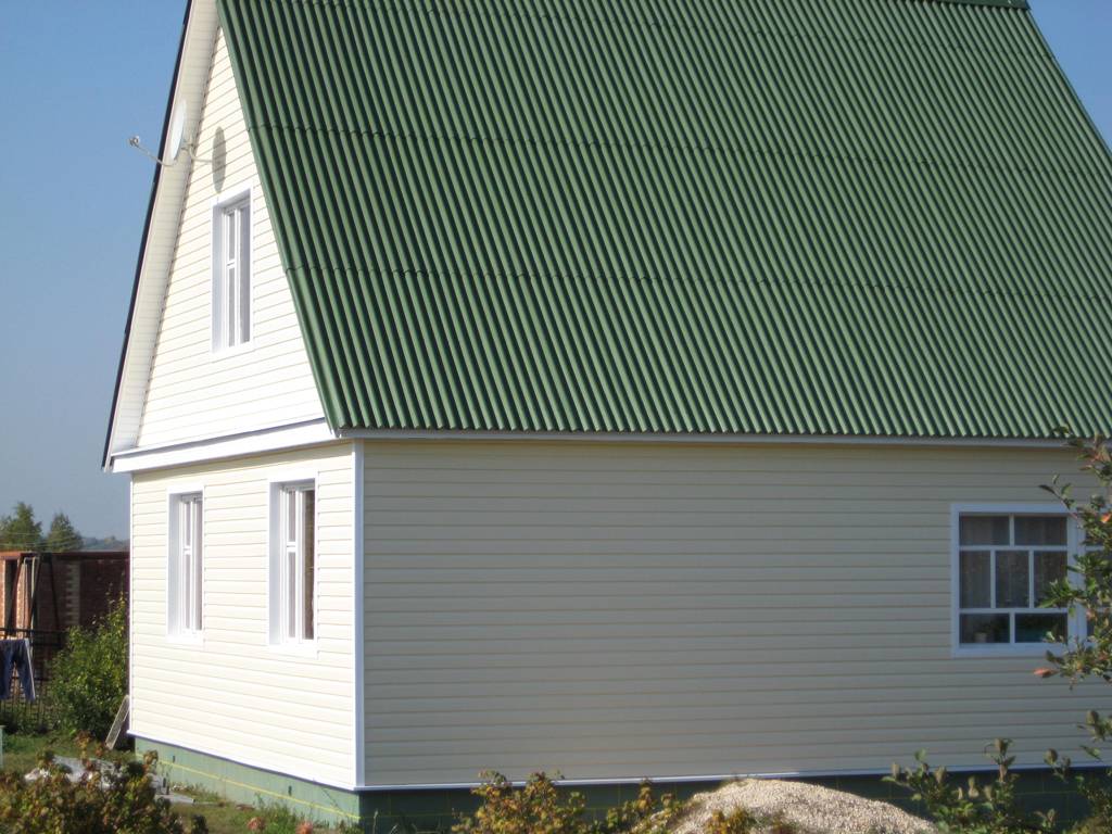 Фото домов обшитых сайдингом с зеленой крышей