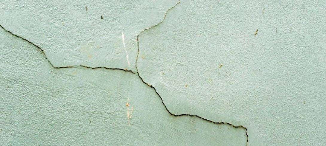 Отошла штукатурка от стены, что делать: почему отваливается или вздувается на месте трещины, какие нарушенные правила технологии оштукатуривания приводят к трещинам