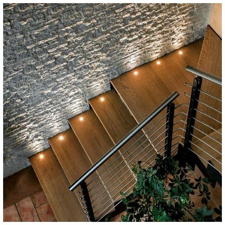 Как сделать подсветку лестницы на второй этаж — обзор вариантов и характеристик