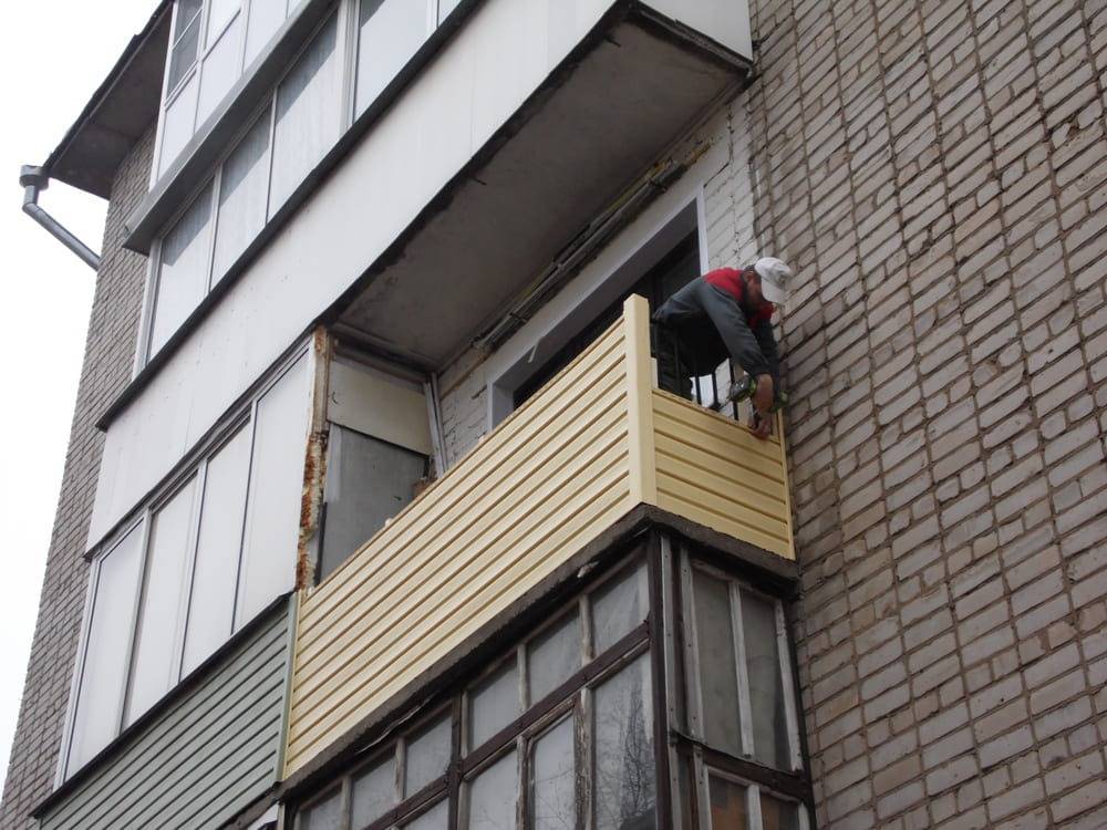Как обшить балкон сайдингом снаружи: делаем монтаж своими руками