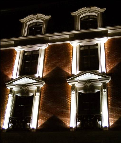 4 вида освещения фасадов зданий и частного дома - нормы, ошибки и правила выбора светильников.