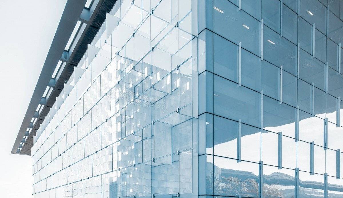 Фасады из стекла для частных домов: особенности и виды ?