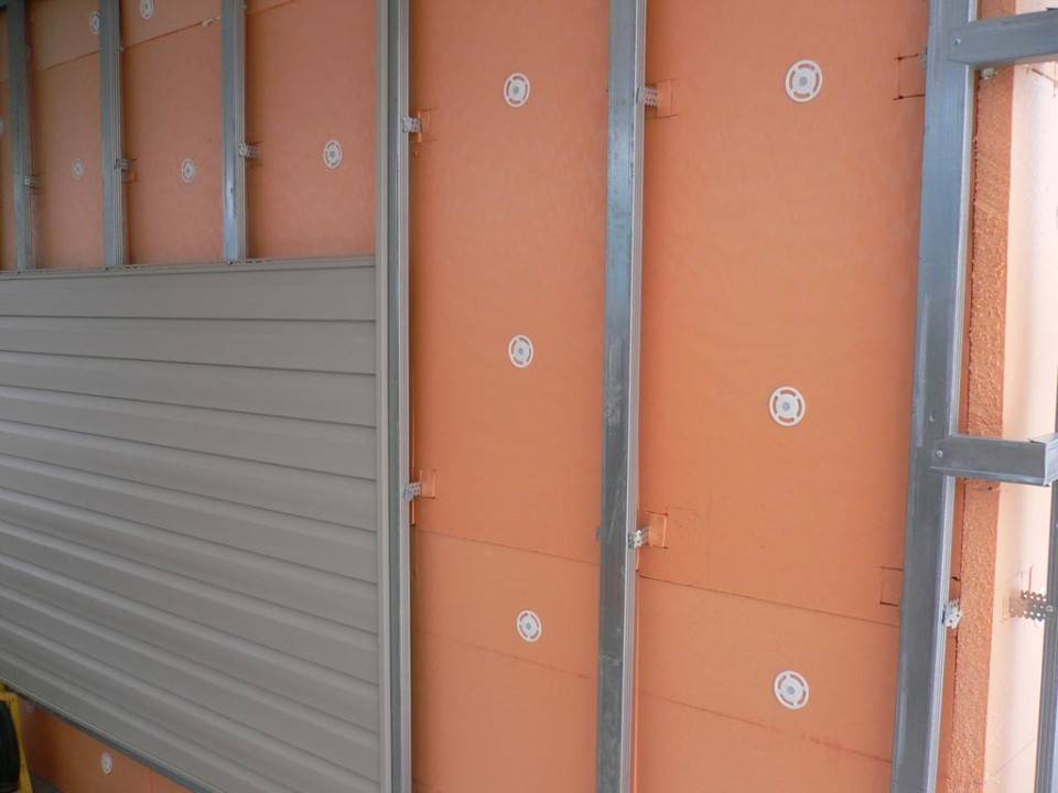 Утеплитель для стен дома снаружи под сайдинг: чем лучше утеплить деревянный фасад, пенопласт и другие материалы для наружного применения
