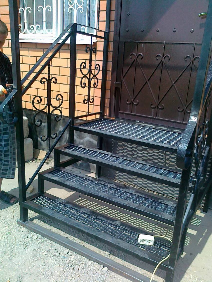 Лестница металлическая уличная для крыльца фото
