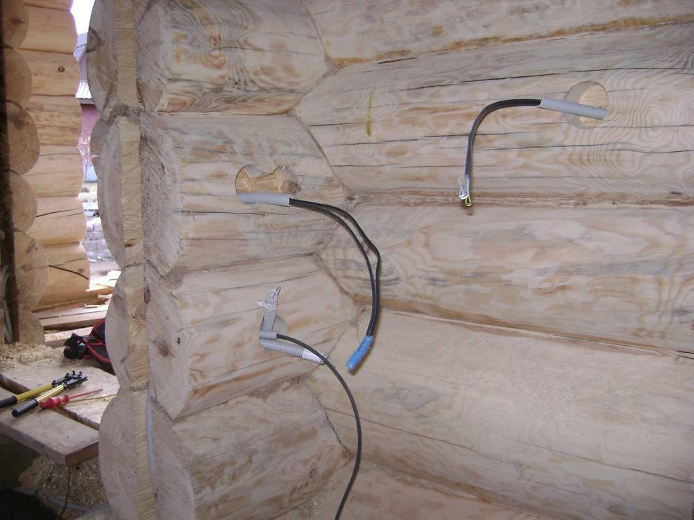Делаем электропроводку в деревянном доме своими руками - инструкция, схемы, видео