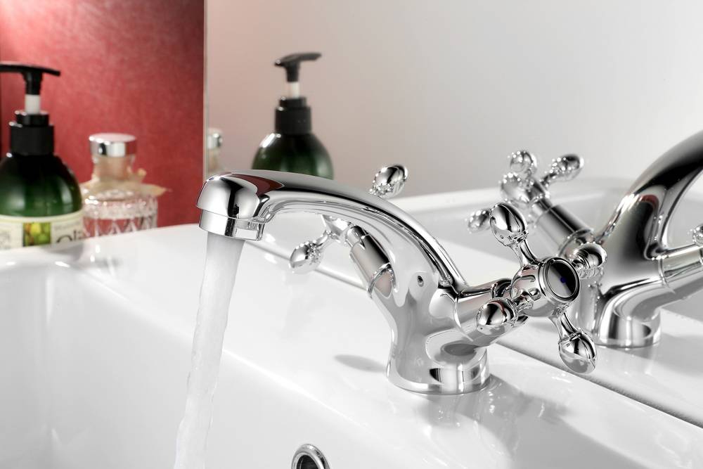 Смеситель для раковины в ванную комнату: полезные рекомендации для приобретения и установки смесителя в ванной комнате