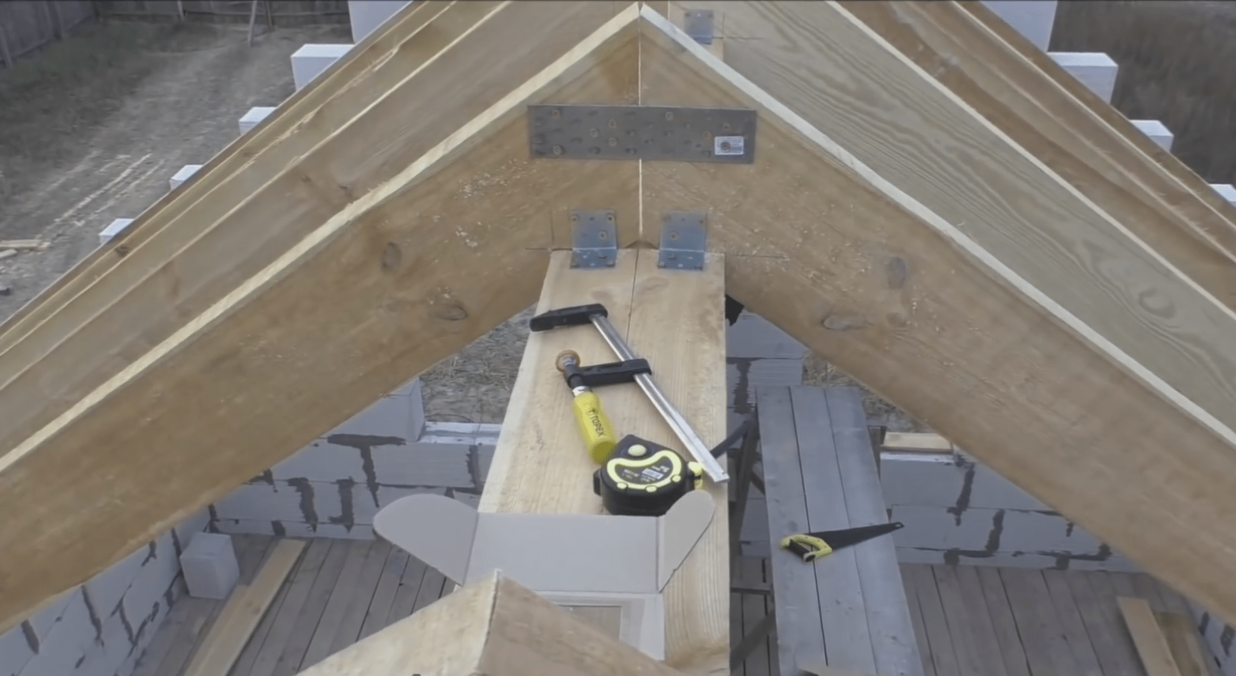Мауэрлат для двухскатной крыши своими руками – несколько вариантов монтажа