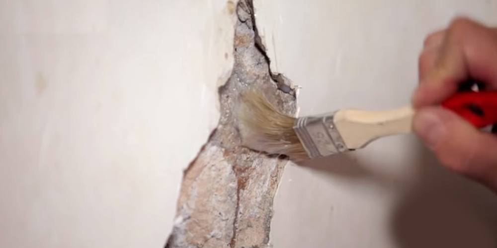 Ремонт трещины в стене: виды растворов и методы работы