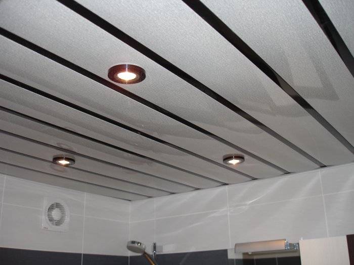 Потолочные светильники для ванной комнаты: нюансы использования