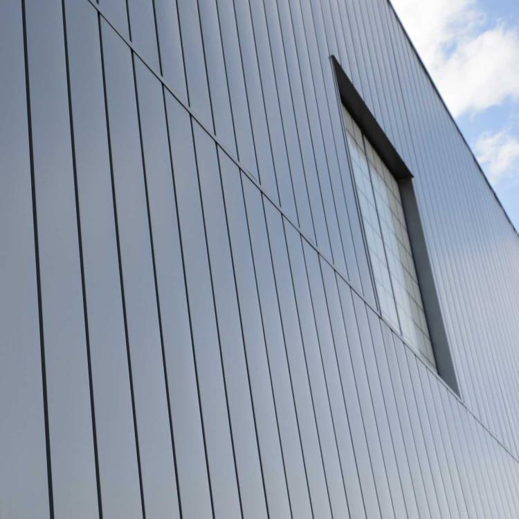 Чем привлекателен алюминиевый сайдинг для фасада, его разновидности и монтаж
