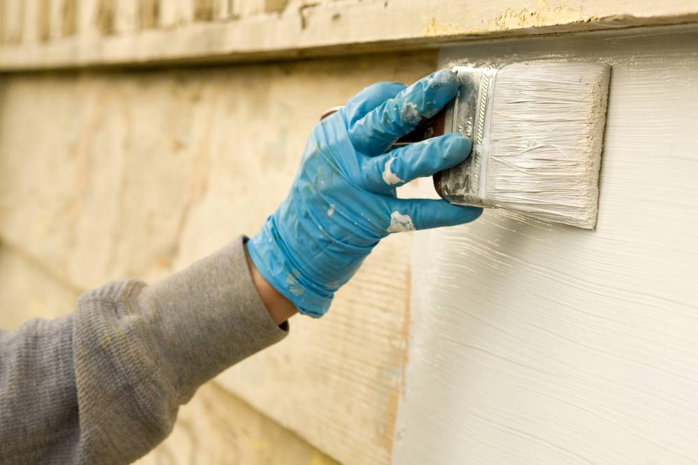 Технология подготовки и покраски стены из кирпича при помощи фасадной краски для наружных работ