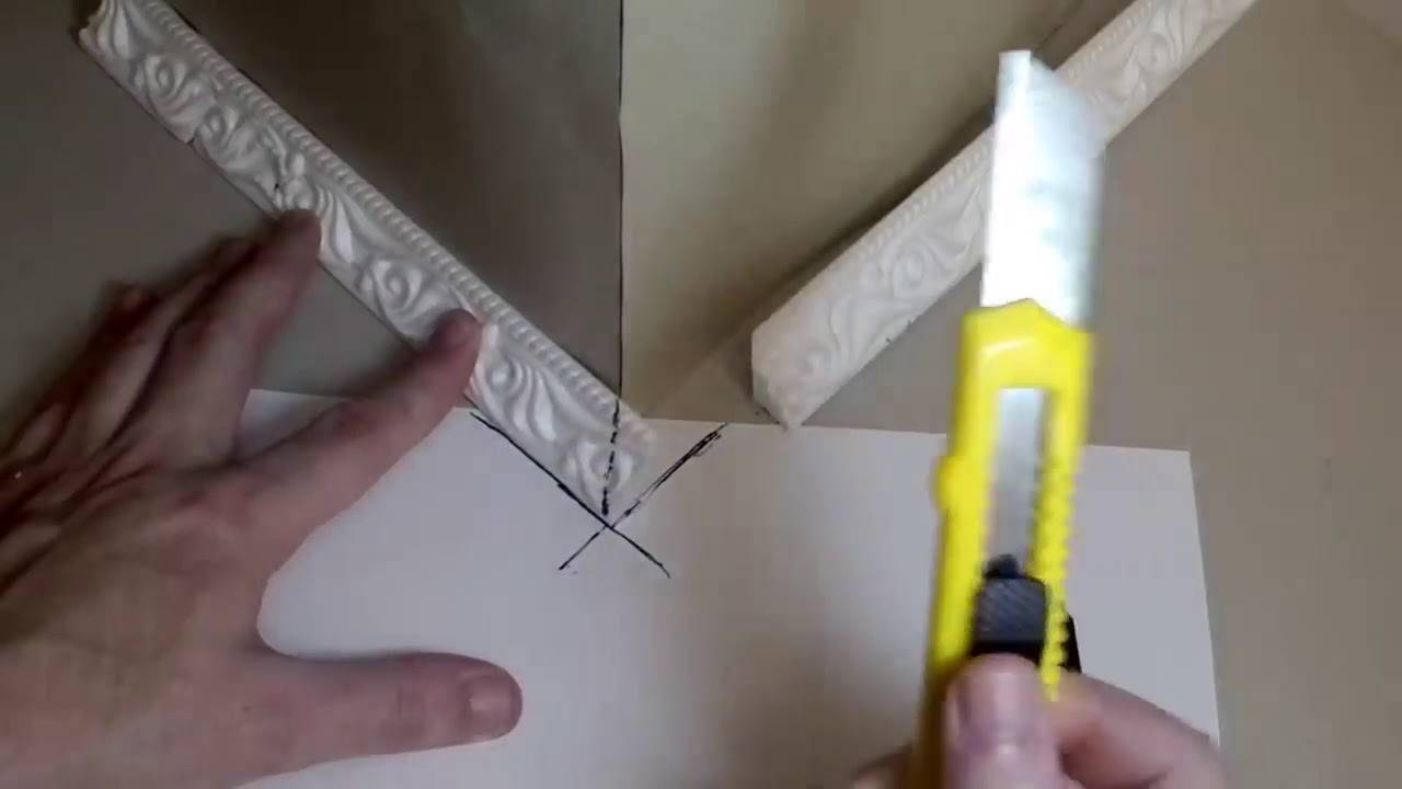 Как сделать угол на потолочном плинтусе и отрезать своими руками правильно и состыковать