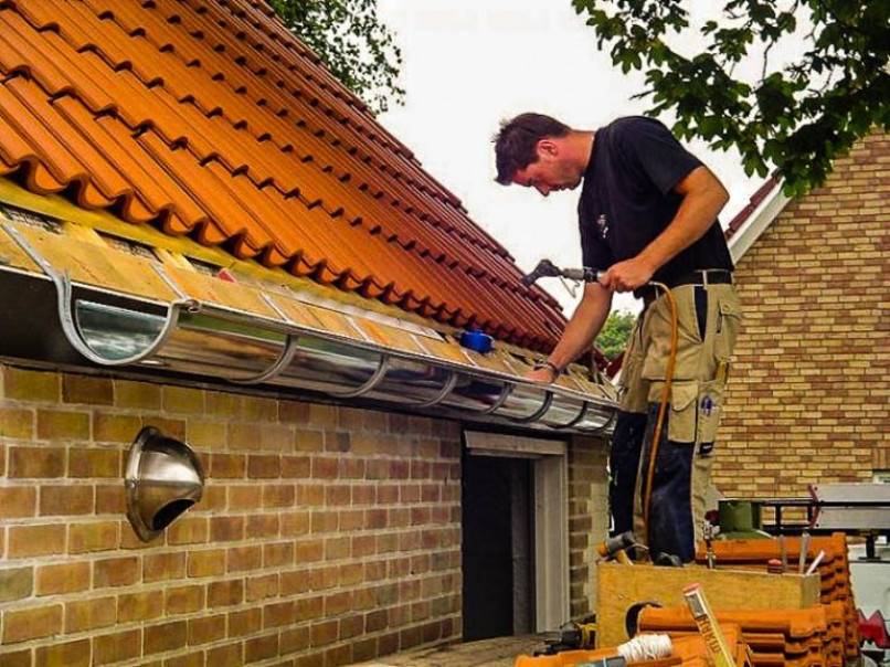 Пошаговая инструкция по монтажу водосточной системы для покрытой крыши и на обрешетку
