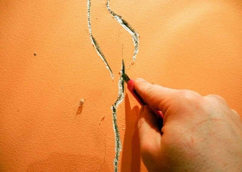 Как заделать трещины в стене квартиры дома? - школа ремонта