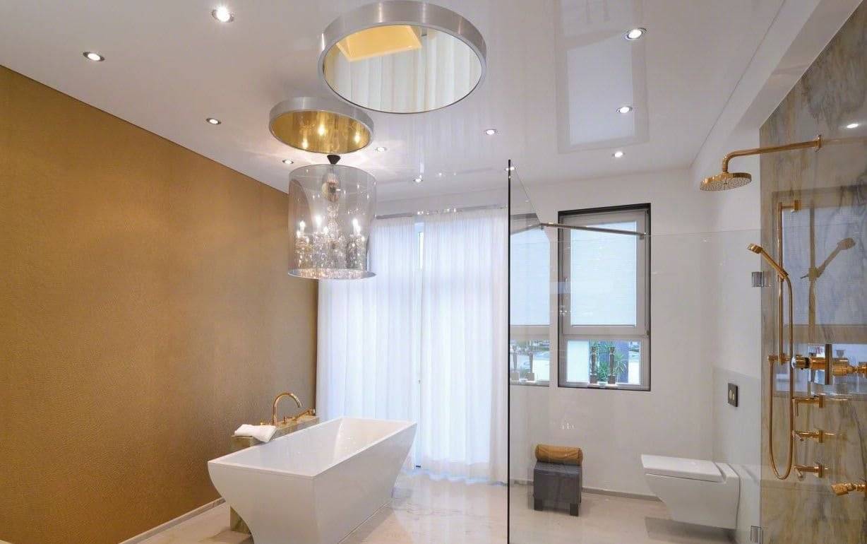Можно ли установить в ванной комнате натяжной потолок: плюсы и минусы его монтажа