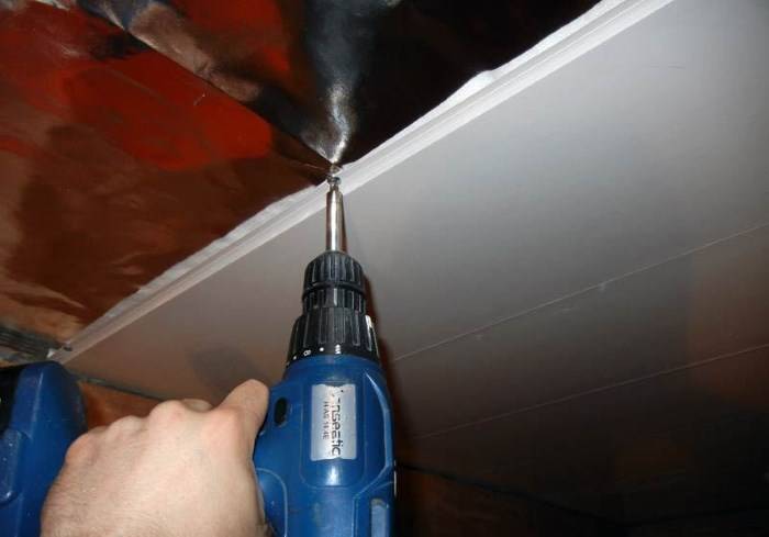 Сайдинг на потолок: особенности монтажа