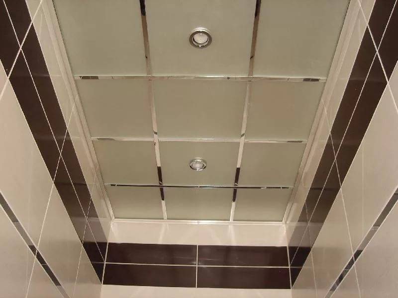 Какой потолок лучше сделать в ванной: 10 лучших вариантов, какие потолки лучше в ванную комнату,чем отделать, пластиковый,варианты потолка,в туалете,в душевой, виды потолков,натяжной,подвесной,отделка