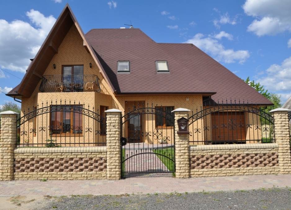 Дом из желтого кирпича с коричневыми - дизайн и ремонт от filippovdoor.ru